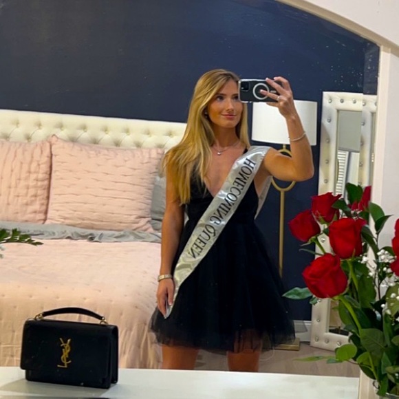 Meet your Posher, Addison - Picture 3 of 12